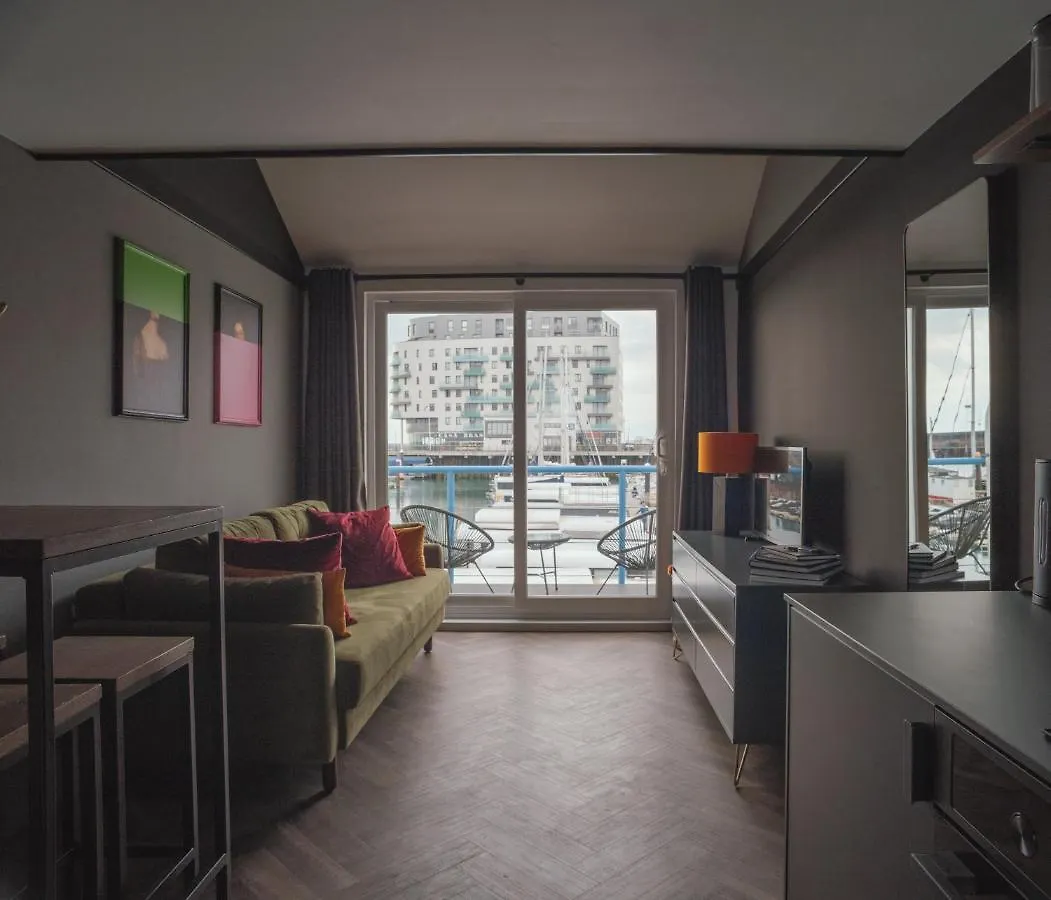 Tiny Floating Home With Marina Views Brighton Lejlighed